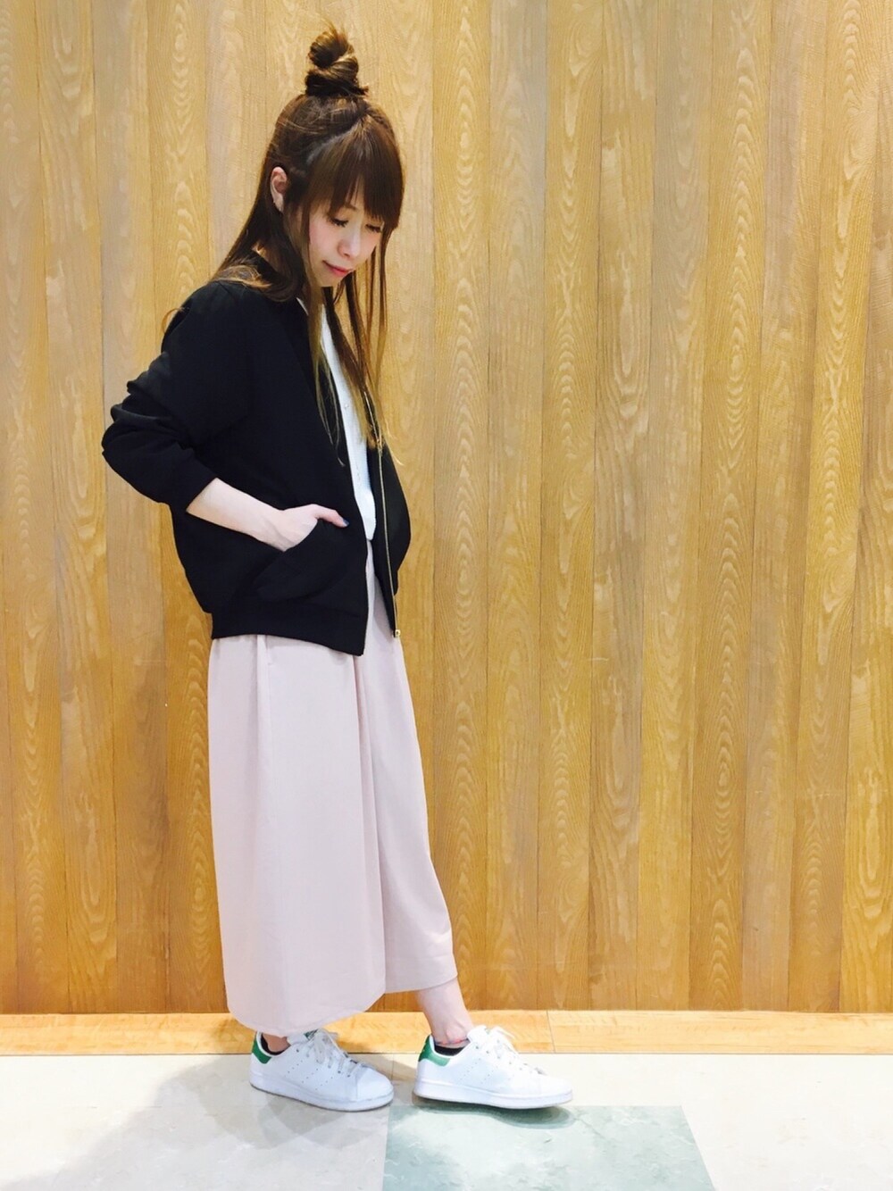 ブラック系のブルゾン、ホワイト系のニット/セーター、ピンク系のその他パンツを着用したレディースの春コーディネートの1枚目の写真