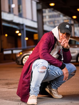 「sneakers」｜「アイテム（トレンチコート）」を使った、Christopher Wealthさん（メンズ・180cm）の冬コーディネート