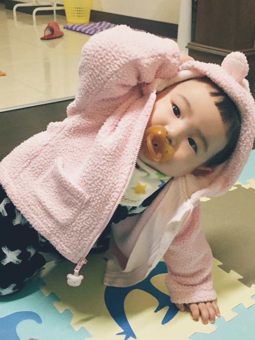 ピンク系のママ＆ベビーを着用したキッズの冬コーディネートの1枚目の写真