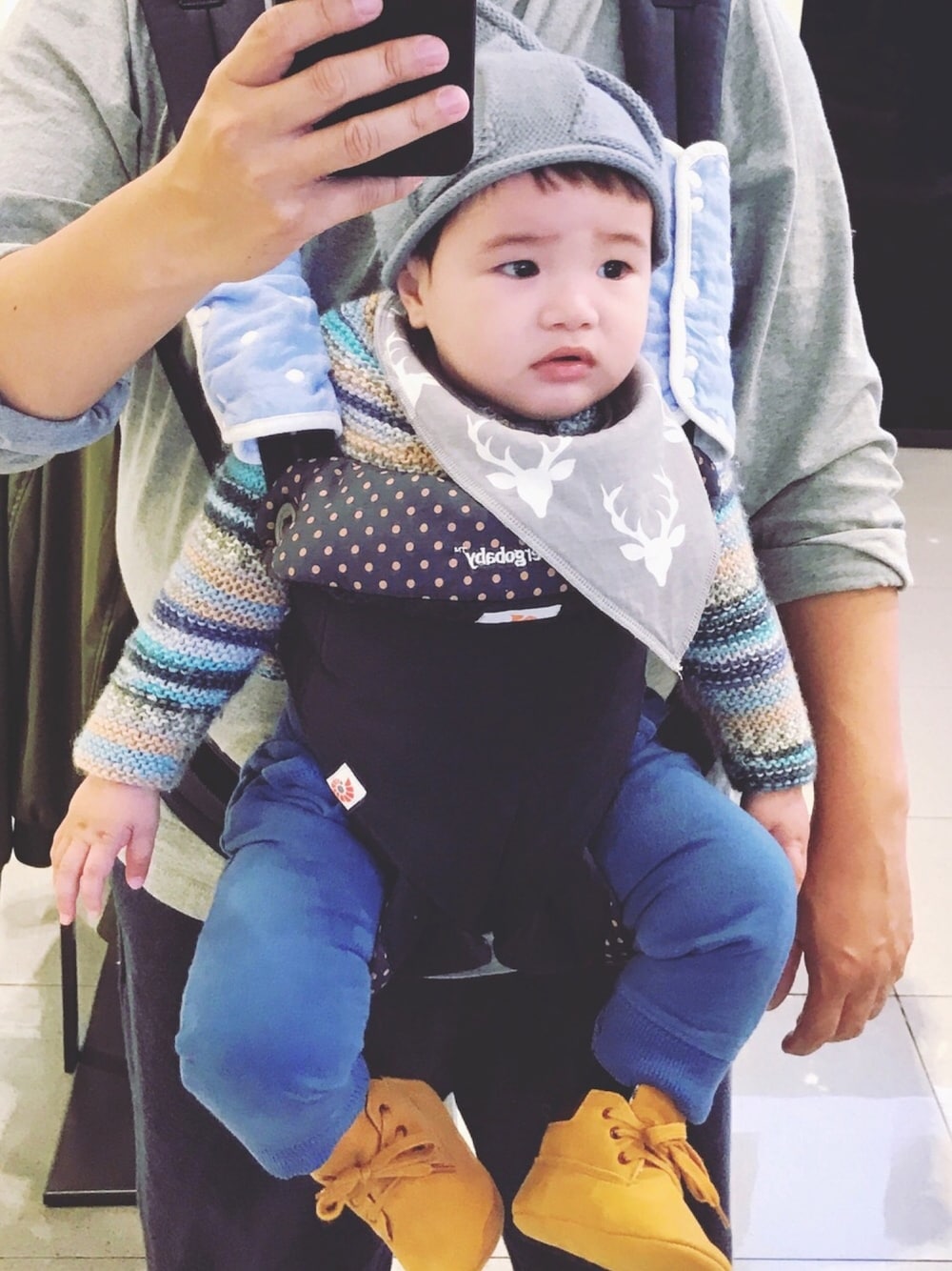 ブルー系のパンツ、ベージュ系のシューズを着用したキッズの冬コーディネートの1枚目の写真