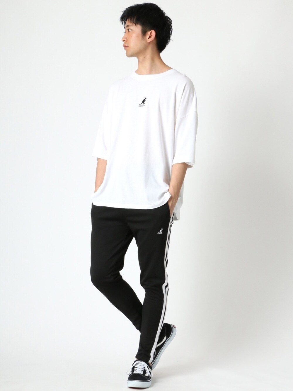 「夏、スポーツミックス、シンプルスタイル、KANGOL、ストリート」｜「KANGOLのKANGOL/カンゴール 別注 ビッグシルエットミニロゴ刺繍Tシャツ（Tシャツ/カットソー、ホワイト系）」を使った、Ｔさん（メンズ・177cm）の夏コーディネートの1枚目の写真