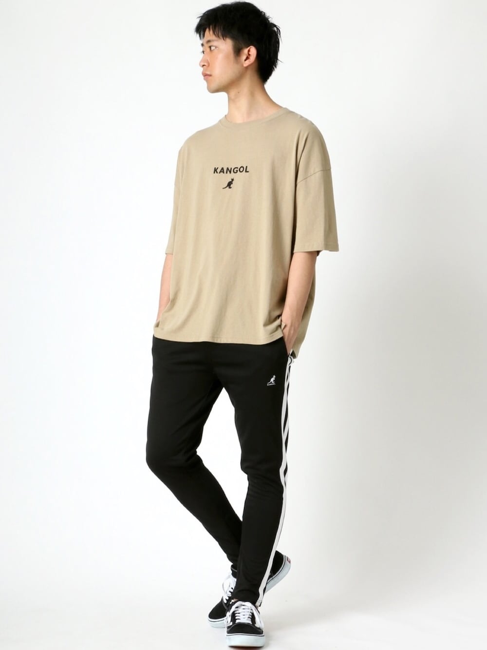 「夏、スポーツミックス、ストリート、KANGOL、シンプルスタイル、カジュアルコーデ」｜「KANGOLのKANGOL/カンゴール × Lazar 【別注】 ビッグシルエット ミニロゴ刺繍 Tシャツ/ ビッグT（Tシャツ/カットソー、ベージュ系）」を使った、Ｔさん（メンズ・177cm）の夏コーディネートの1枚目の写真