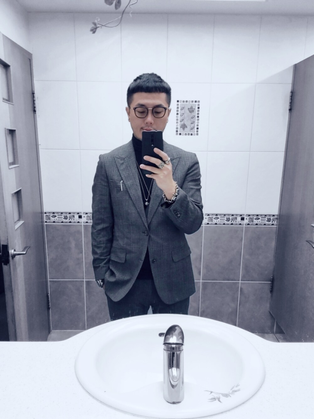 「HUGO BOSSのアイテム（フォーマルスーツ/小物、グレー系）」を使った、Steven Muさん（メンズ・177cm）の冬コーディネートの1枚目の写真