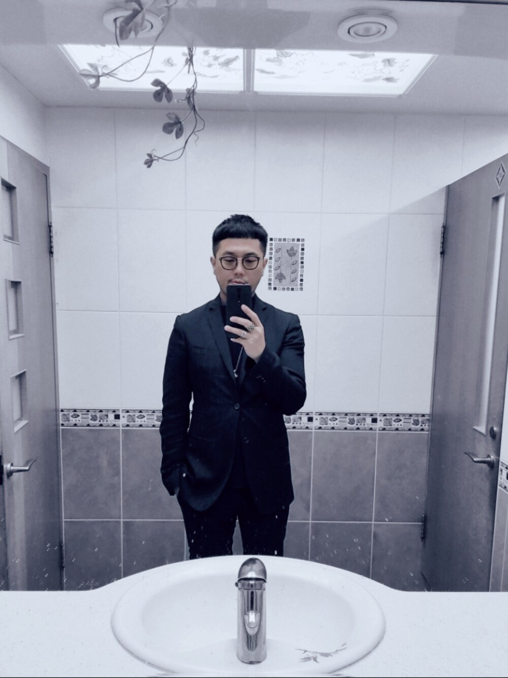 「OOTD」｜「DOLCE&GABBANAのアイテム（フォーマルスーツ/小物、ブラック系）」を使った、Steven Muさん（メンズ・177cm）の冬コーディネートの1枚目の写真