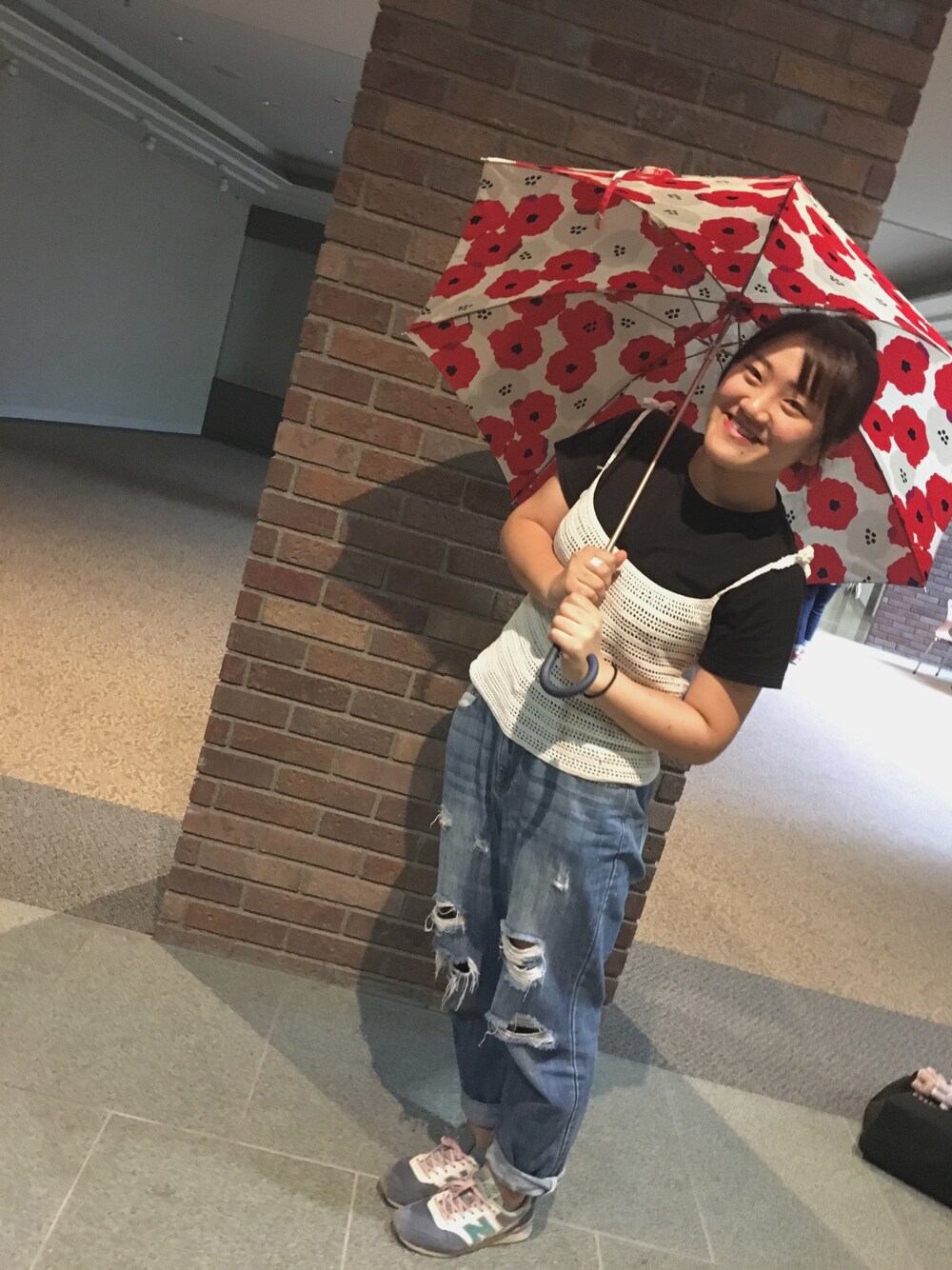 「ootd、雨の日コーデ、大学生」｜「PUNYUSのアイテム（デニムパンツ、ブルー系）」を使った、はるかさん（レディース・165cm）の夏コーディネートの1枚目の写真