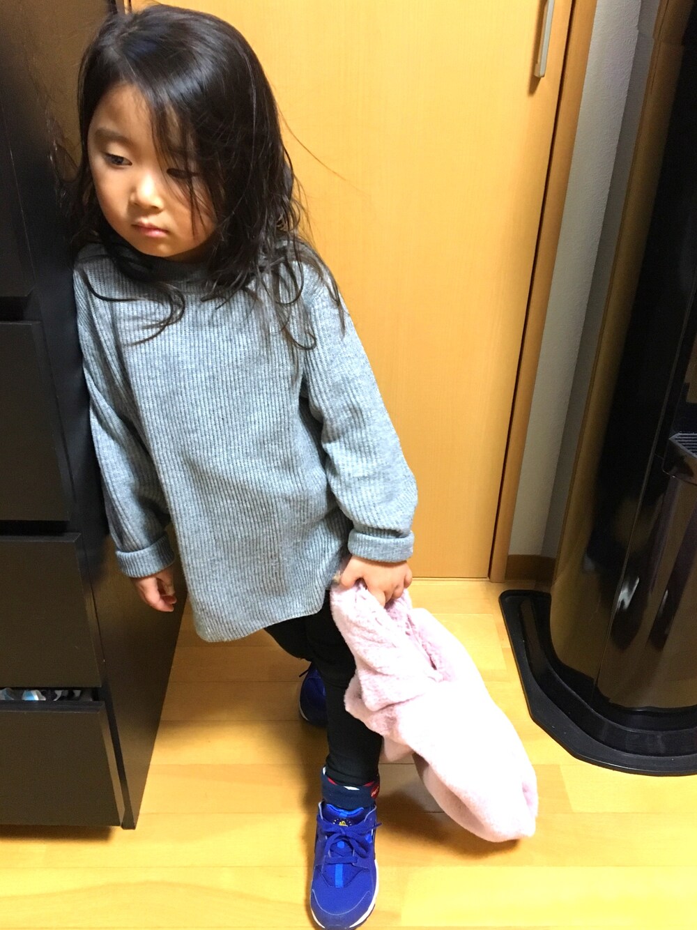 「4歳、キッズコーデ、女の子、kids、ファーバッグ、ニット、キッズ、NIKE、ハラチ」｜「MARKEY'Sのアイテム（トップス、グレー系）」を使った、RaRaさん（キッズ・100cm）の秋コーディネートの1枚目の写真