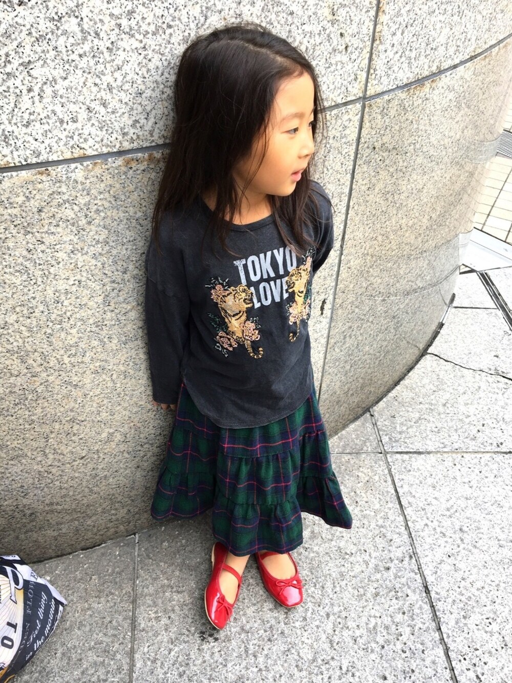 「女の子コーデ、秋のコーデ、キッズファッション、kids、チャオパニックティピー(CIAOPANIC TYPY)、チェックスカート、娘コーデ、女の子、5歳」｜「ZARAのアイテム（Tシャツ/カットソー、ブラック系）」を使った、RaRaさん（キッズ・110cm）の秋コーディネートの1枚目の写真