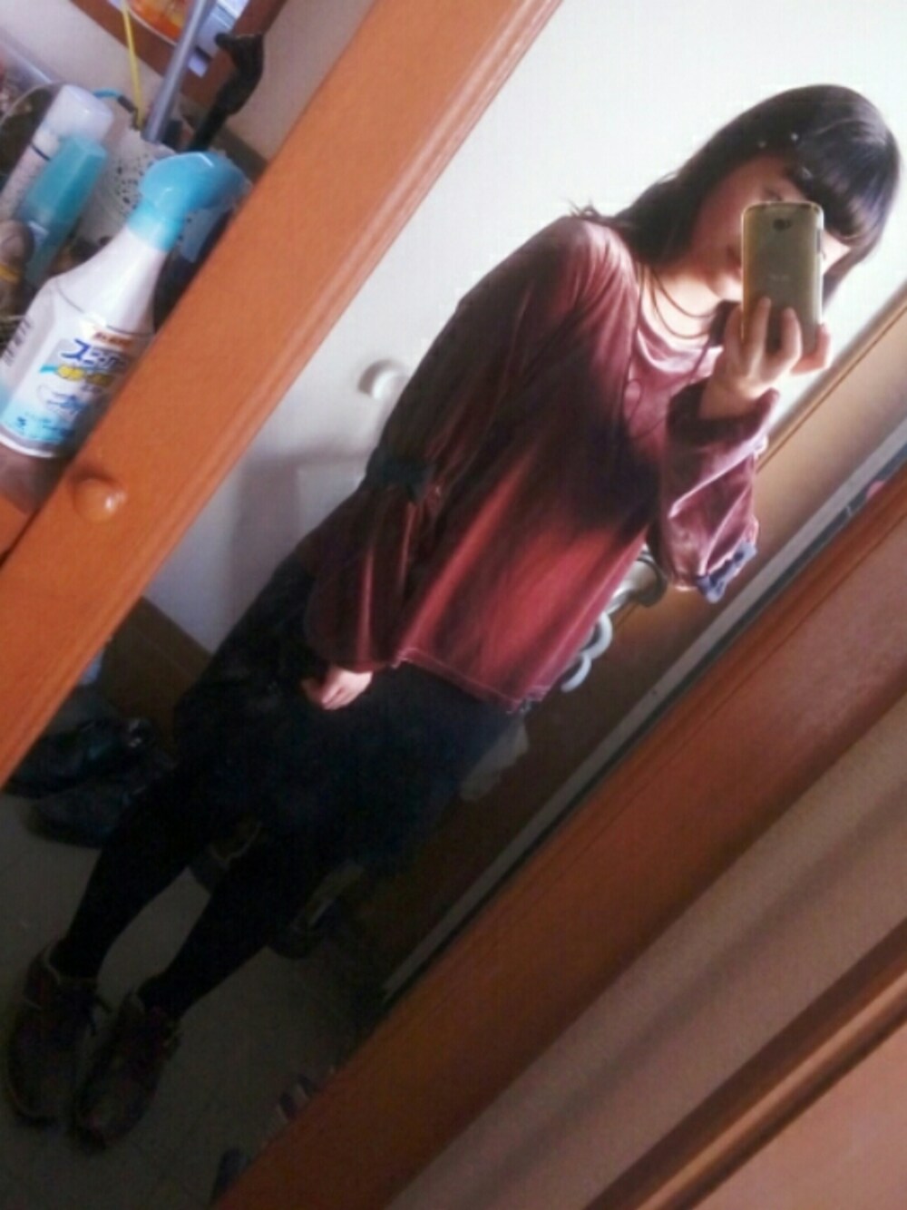 ブラウン系のトップス、ブラック系のスカートを着用したレディースの冬コーディネートの1枚目の写真