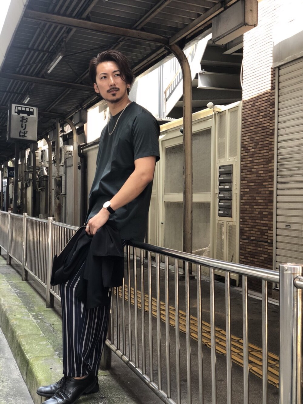 グリーン系のTシャツ/カットソー、ブルー系のその他パンツ、ブラック系のシャツ/ブラウスを着用したメンズの夏コーディネートの1枚目の写真