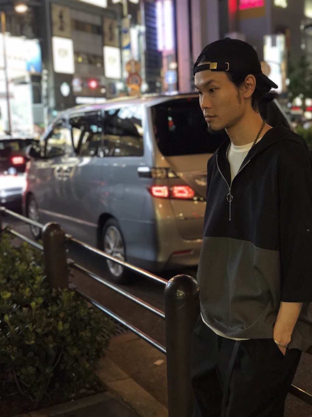 ブルー系のシャツ/ブラウス、ホワイト系のTシャツ/カットソーを着用したメンズの夏コーディネートの1枚目の写真