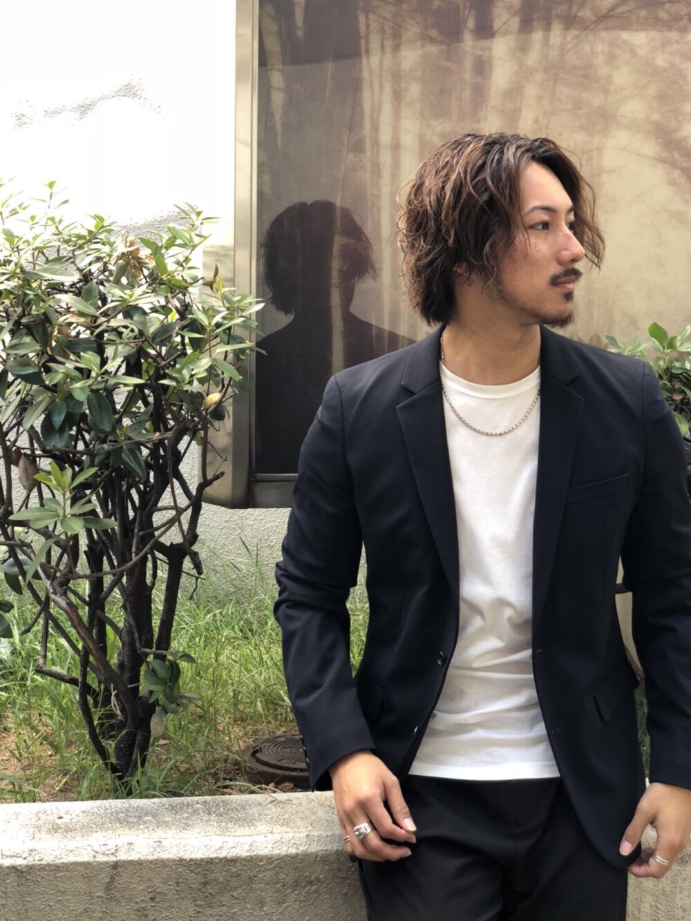 ブラック系のテーラードジャケット、ホワイト系のTシャツ/カットソーを着用したメンズの夏コーディネートの1枚目の写真