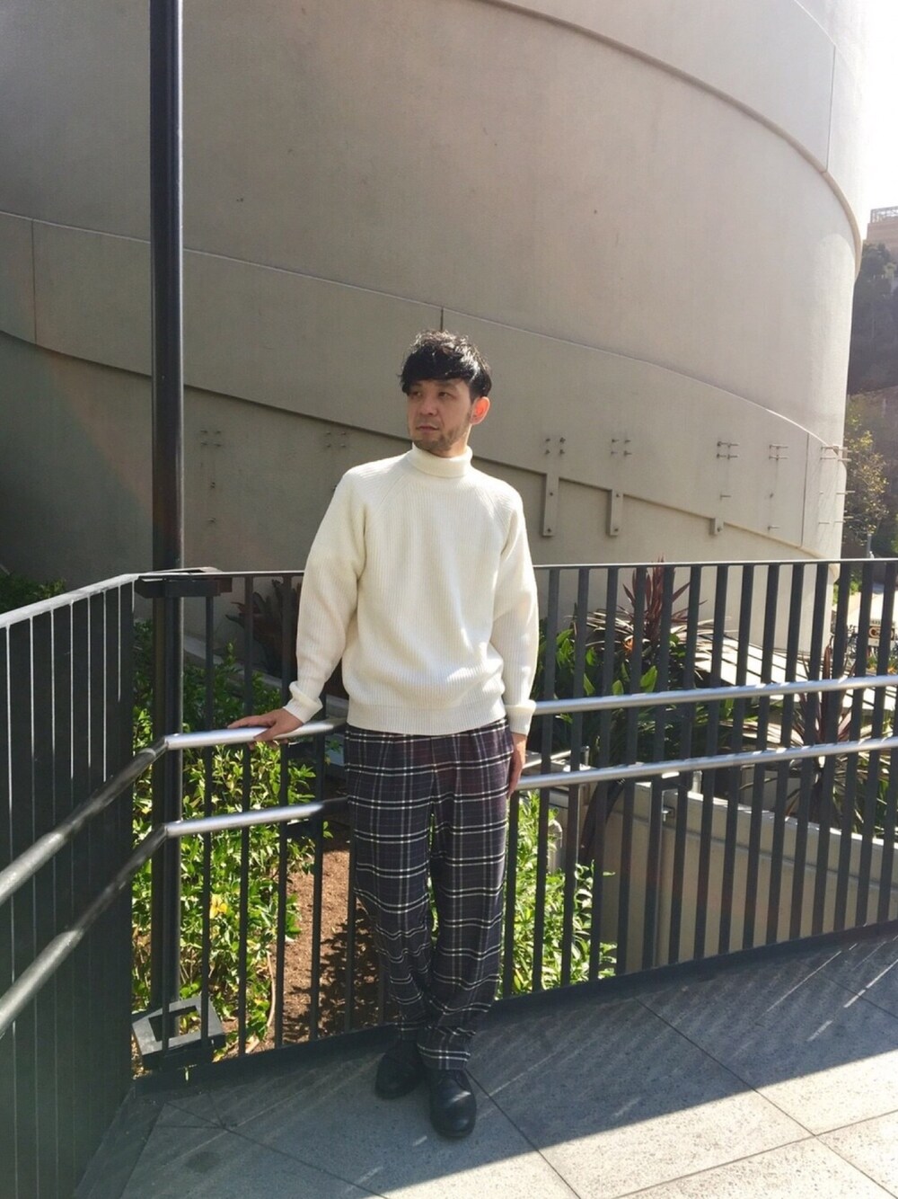 ホワイト系のニット/セーター、グレー系のその他パンツを着用したメンズの秋コーディネートの1枚目の写真