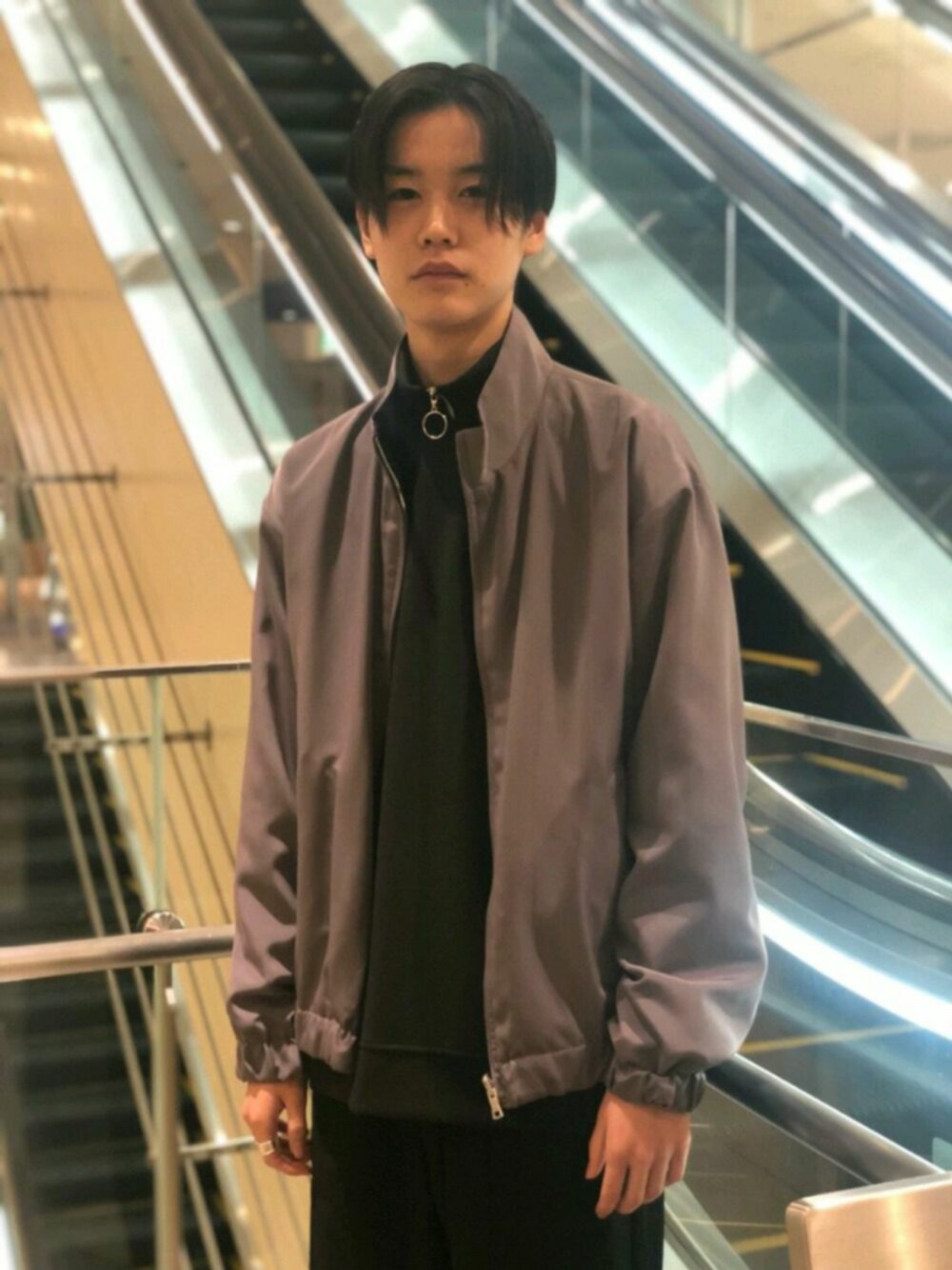 「tk.TAKEO KIKUCHI、なんばマルイ、スラックス、ワイドパンツ、シンプルコーデ、リバーシブル、スタイリッシュ、黒、ブラック、グレー」｜「tk.TAKEO KIKUCHIのリバーシブルトラックブルゾン（ブルゾン、グレー系）」を使った、tk.TAKEO KIKUCHIなんばマルイ店さん（メンズ・178cm）の冬コーディネートの1枚目の写真