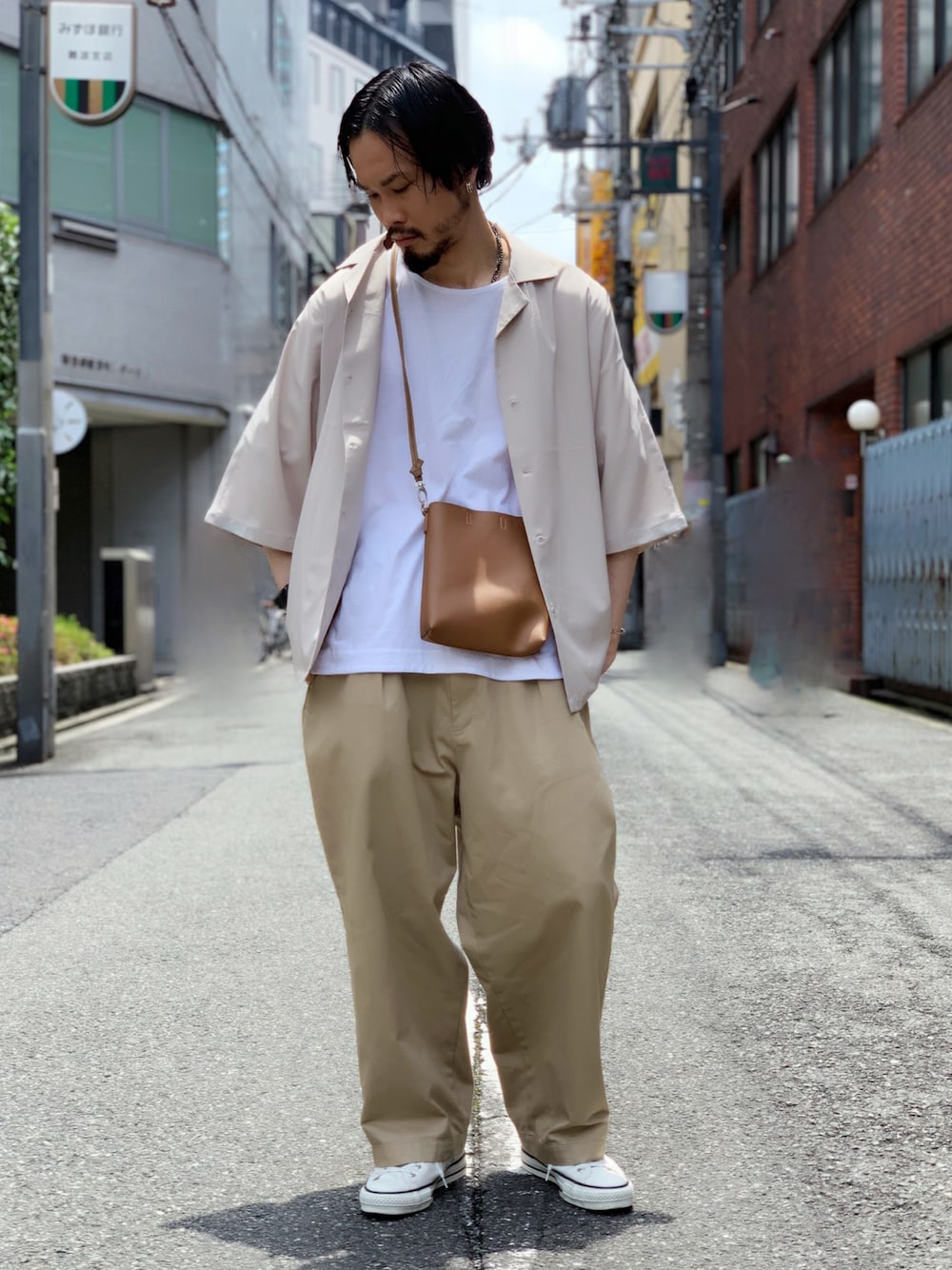 ベージュ系のシャツ/ブラウス、イエロー系のショルダーバッグを着用したメンズの夏コーディネートの1枚目の写真