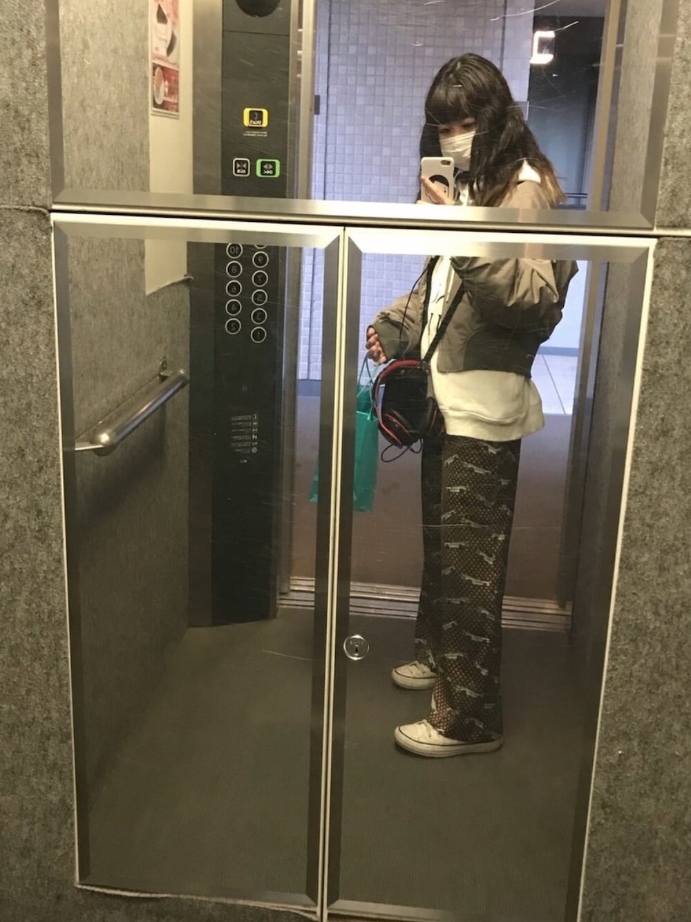 「CLANEのYOSHIROTTEN COLLABO PARKA（パーカー、ホワイト系）」を使った、れいちさん（レディース・154cm）の冬コーディネートの1枚目の写真