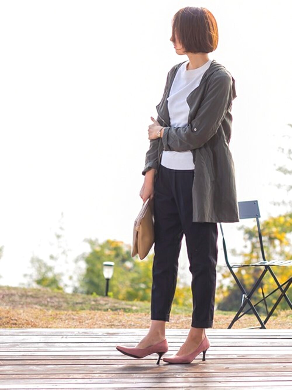 「カジュアル、シンプル、黒、カーキ、春、春色、シンプルコーデ、春コーデ、オトナカジュアル」｜「menueの極上のふわっふわ美パンプス（7cmヒール）（パンプス、ピンク系）」を使った、みさみささん（レディース・162cm）の冬コーディネートの1枚目の写真