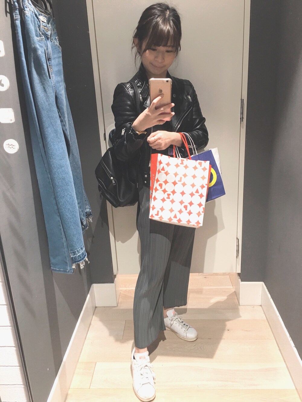 「ootd、outfit、casual、sneakers、streetstyle」｜「Dickiesのアイテム（バックパック/リュック、ブラック系）」を使った、Hanさん（レディース・160cm）の春コーディネートの1枚目の写真