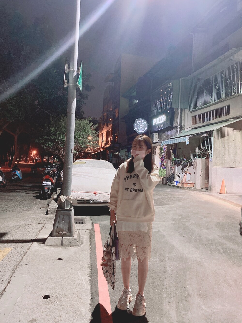 「tgif、kaohsiung、上班穿搭」｜「LOWRYS FARMのアイテム（Tシャツ/カットソー、ホワイト系）」を使った、Hanさん（レディース・160cm）の冬コーディネートの1枚目の写真