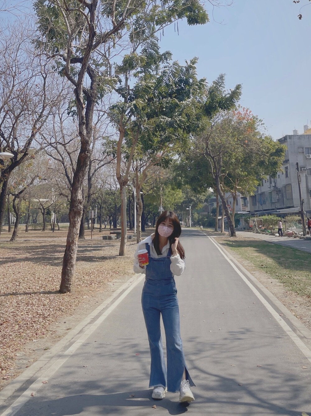 「Taiwan、kaohsiung」｜「MERCIのアイテム（サロペット/オーバーオール、ブルー系）」を使った、Hanさん（レディース・160cm）の冬コーディネートの1枚目の写真