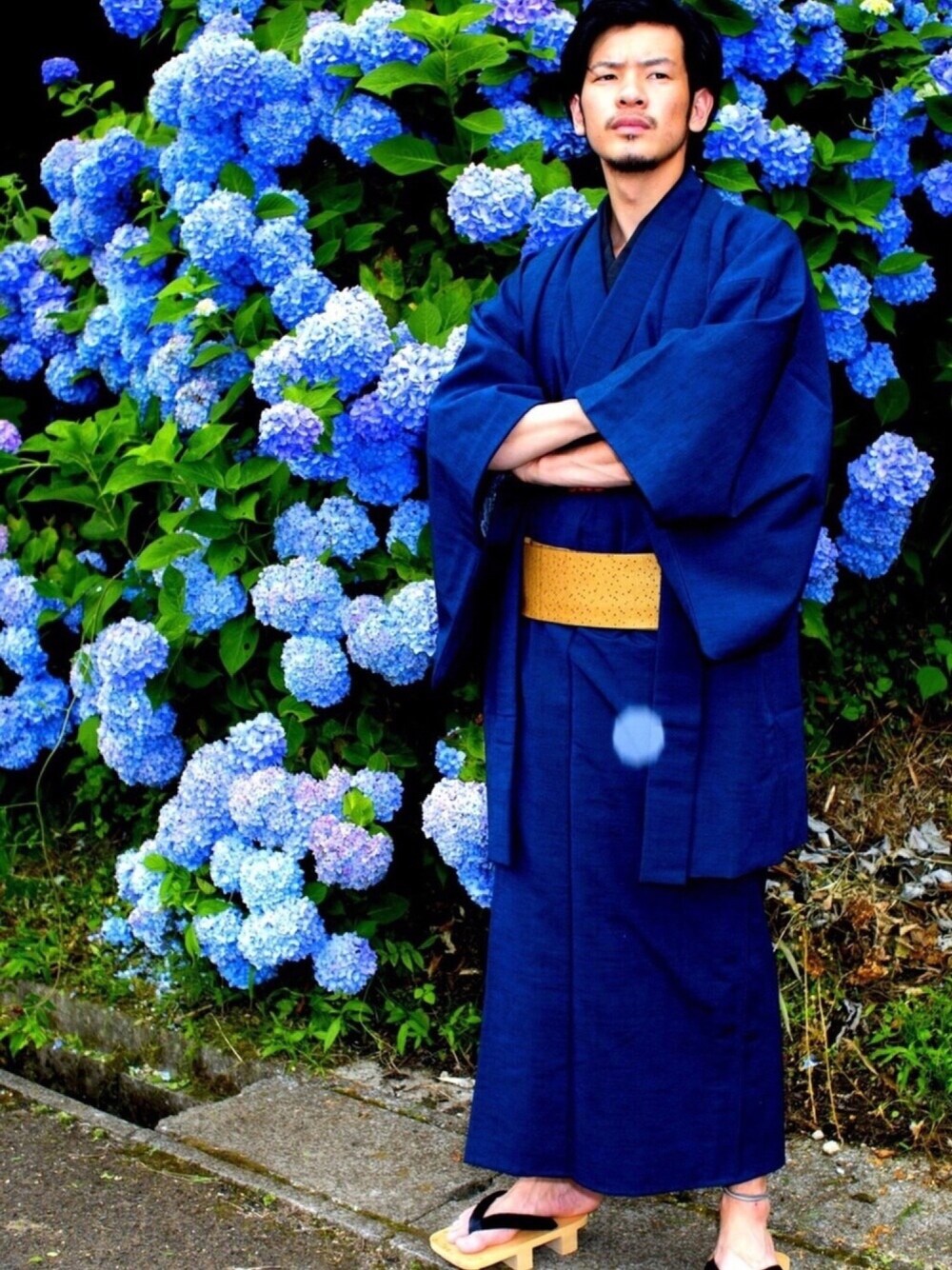 「浴衣、京都、スプリングSENSEOFPLACE、浴衣系男子、左斜め上系男子、腕組み系男子、調子乗ってる系男子、看護師、下駄、下駄男」｜「no brandのアイテム（浴衣、ブルー系）」を使った、野生のあっきーな♂（看護師）さん（メンズ・175cm）の春コーディネートの1枚目の写真