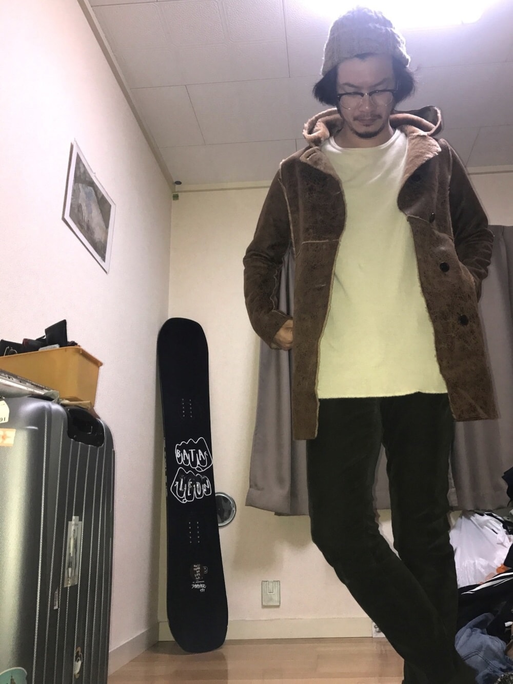 「調子乗ってる系男子、看護師、三十路コーデ、下向き系男子、アーバンリサーチ、毛皮男子、メガネ男子、夜な夜な自撮り系男子、モコモコ系男子、毛皮だもの。」｜「URBAN RESEARCHのアイテム（モッズコート、ブラウン系）」を使った、野生のあっきーな♂（看護師）さん（メンズ・175cm）の春コーディネートの1枚目の写真