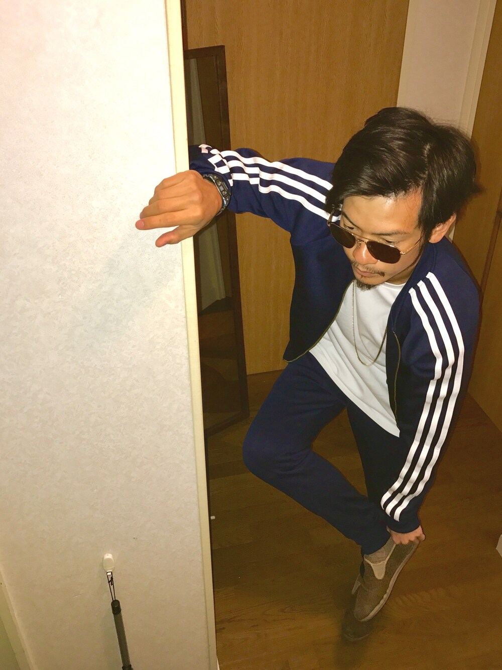 「adidas、adidas originals、NIXON、セットアップ、おしゃれさんと繋がりたい、白Tシャツ、看護師、バンズ、スリッポン、サングラス」｜「adidas OriginalsのAdidas Originals - SST Cuffed トラックパンツ - men - コットン/ポリエステル - L（その他パンツ、ブルー系）」を使った、野生のあっきーな♂（看護師）さん（メンズ・175cm）の秋コーディネートの1枚目の写真