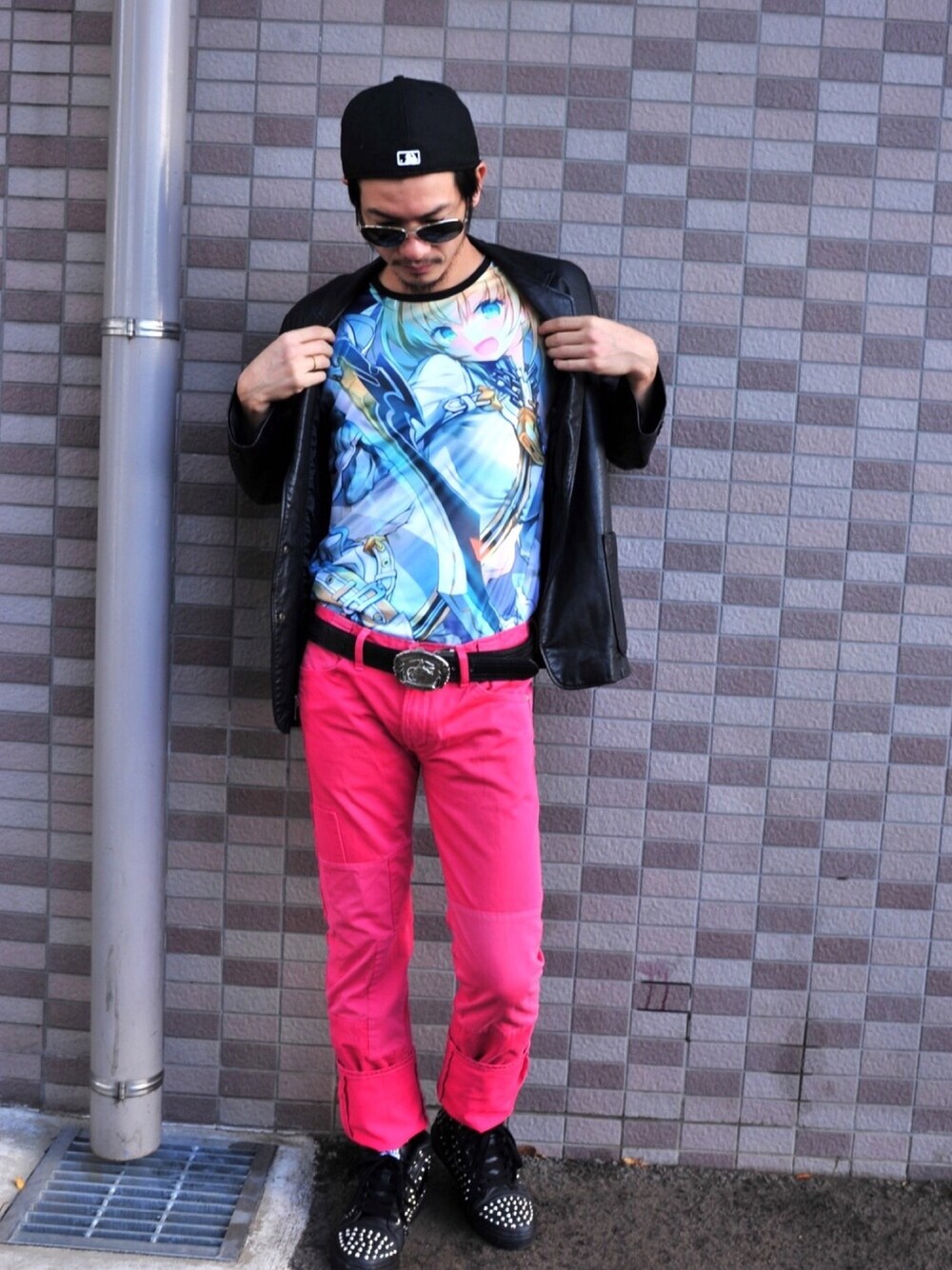 「アニメ、おしゃれさんと繋がりたい、レザーブーツ、レザージャケット、ピンクパンツ、看護師、NEW ERA、ray ban、差し色、クセがすごい」｜「古着のアイテム（デニムパンツ、ピンク系）」を使った、野生のあっきーな♂（看護師）さん（メンズ・175cm）の秋コーディネートの1枚目の写真