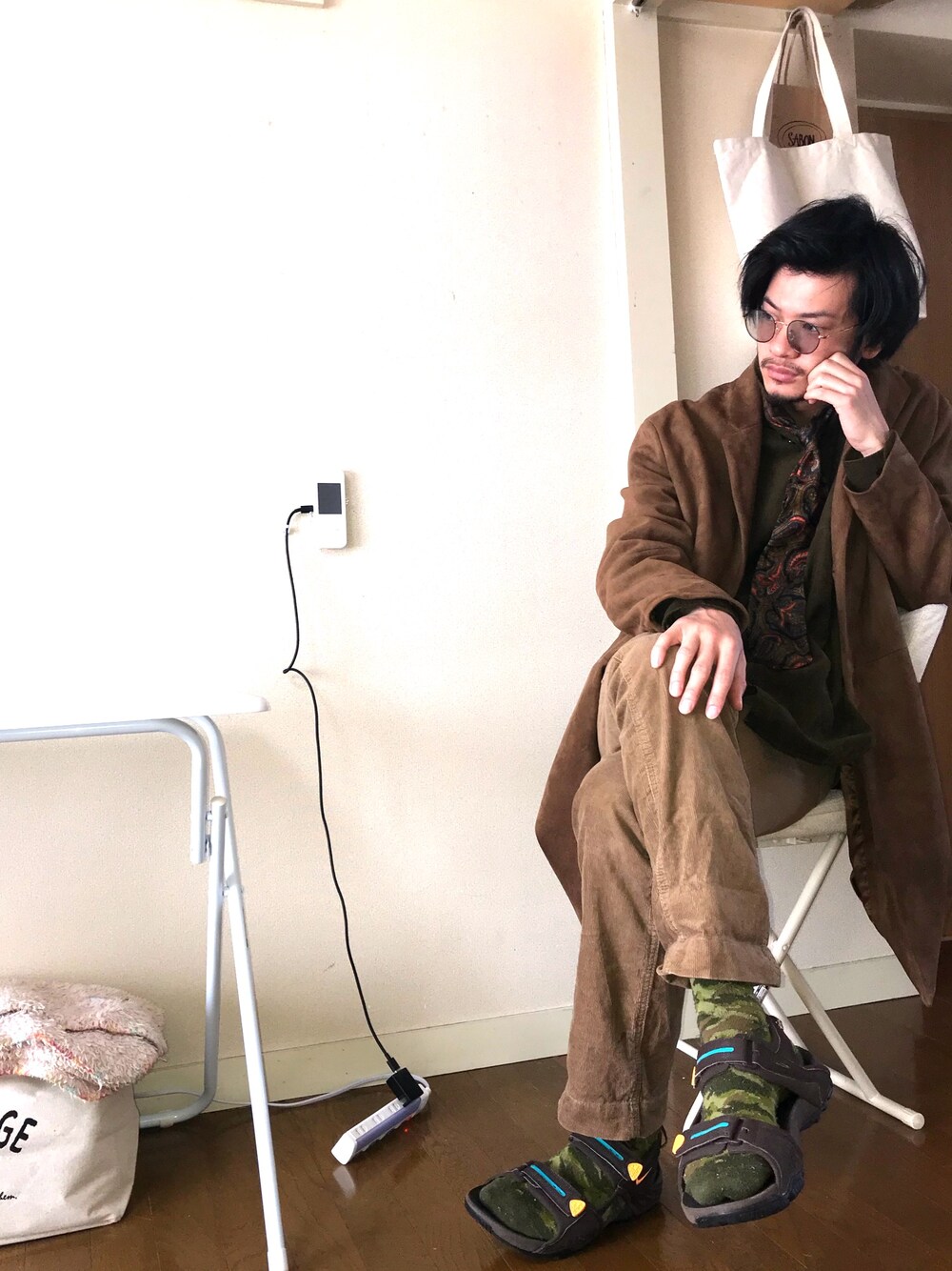 「コーデュロイパンツ、コーデュロイシャツ、ステンカラーコート、NIKE、サンダル、おしゃれさんと繋がりたい、看護師、ネクタイ、カラーサングラス、ZARA」｜「GAPのアイテム（その他パンツ、ブラウン系）」を使った、野生のあっきーな♂（看護師）さん（メンズ・175cm）の冬コーディネートの1枚目の写真