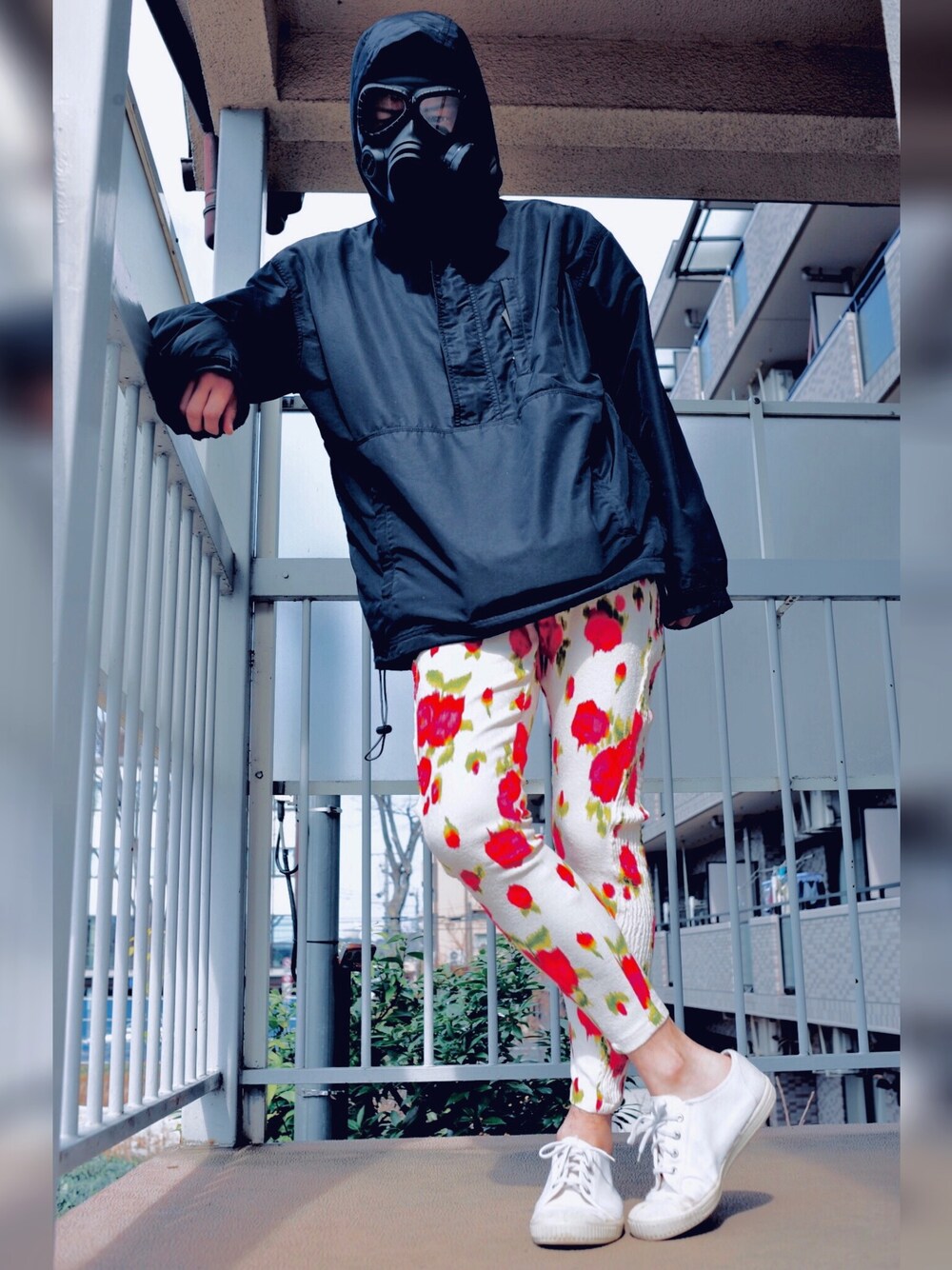 「マウンテンパーカー、花柄パンツ、コンバース オールスター、ガスマスク、お洒落さんとつながりたい、おしゃれさんと繋がりたい、看護師、フード、レギンス、細身」｜「しまむらのアイテム（その他パンツ、その他）」を使った、野生のあっきーな♂（看護師）さん（メンズ・175cm）の春コーディネートの1枚目の写真