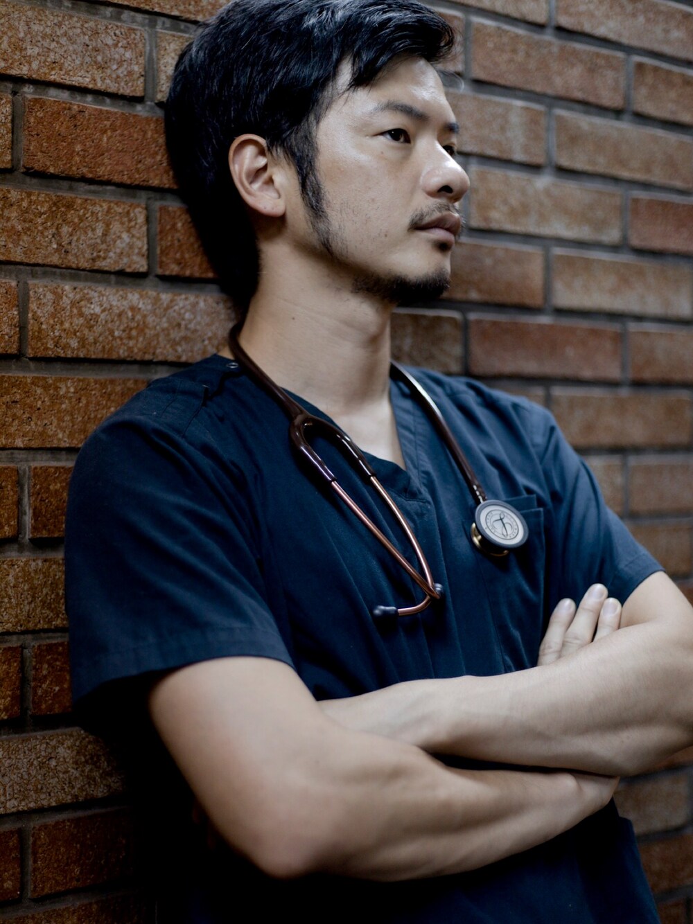 「医療用、聴診器、看護師、メンズナース、男性看護師、スクラブ、大人コーデ、お洒落さんとつながりたい、キレイめ、streetstyle」｜「医療用のアイテム（トップス、ブルー系）」を使った、野生のあっきーな♂（看護師）さん（メンズ・175cm）の夏コーディネートの1枚目の写真