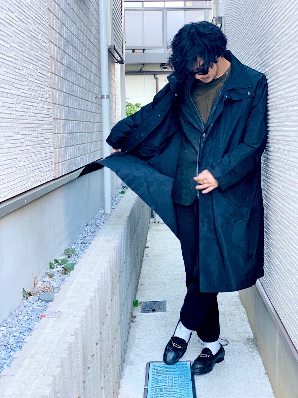 「大人カジュアル、ナイロンコート、GU、レザージャケット、野生のあっきーな、看護師、ナースマン、ZARA、グラミチ、ローファー」｜「GUのアイテム（ナイロンジャケット、ブラック系）」を使った、野生のあっきーな♂（看護師）さん（メンズ・175cm）の春コーディネートの1枚目の写真