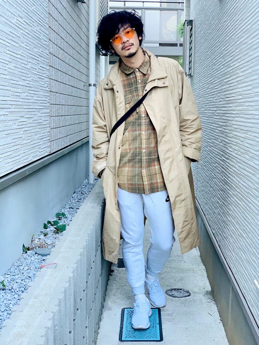 「春、コロンビア(Columbia)、スポーツmix、ナイキスニーカー、ジョガーパンツ、ナイロンコート、GU、看護師、ナースマン、野生のあっきーな」｜「NIKEのアイテム（スニーカー、ホワイト系）」を使った、野生のあっきーな♂（看護師）さん（メンズ・175cm）の春コーディネートの1枚目の写真