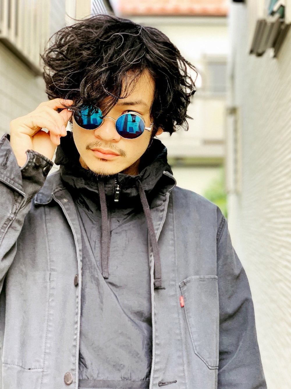 「おうちファッション、はるコーデ、デニムジャケット、リーバイス、ナイロンパーカー、ナイキ、丸サングラス、野生のあっきーな、看護師、ナースマン」｜「Levi'sのアイテム（デニムジャケット、ブラック系）」を使った、野生のあっきーな♂（看護師）さん（メンズ・175cm）の春コーディネートの1枚目の写真