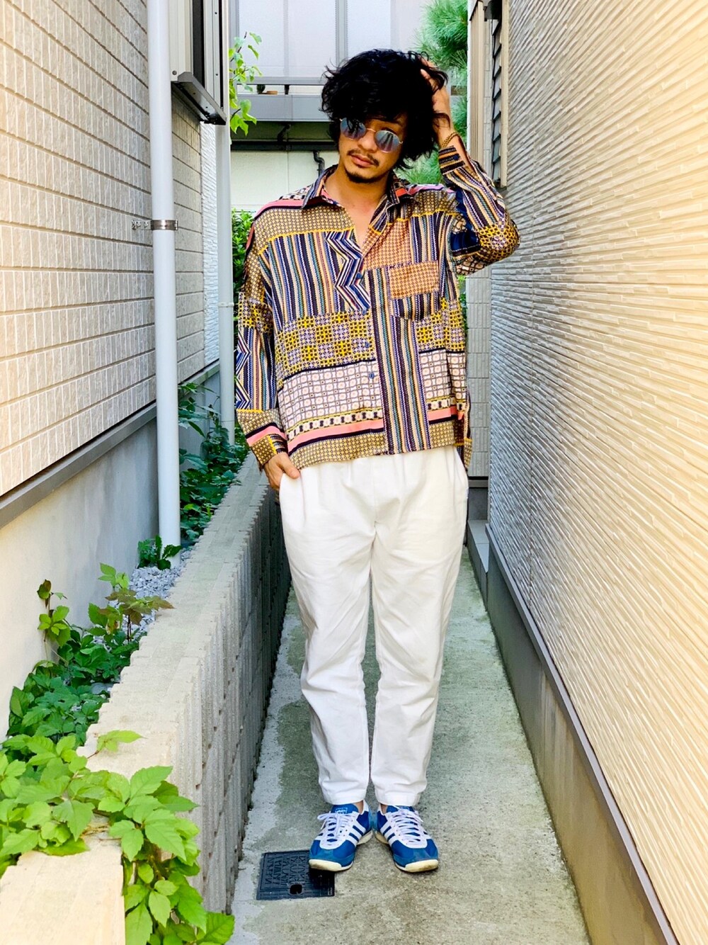 「白パンツ、柄シャツ、adidasスニーカー、野生のあっきーな、看護師、カラーサングラス、コーデュロイパンツ、大人コーデ、UNIQLO、アーバンアウトフィッターズ」｜「Original.のアイテム（シャツ/ブラウス、その他）」を使った、野生のあっきーな♂（看護師）さん（メンズ・175cm）の秋コーディネートの1枚目の写真