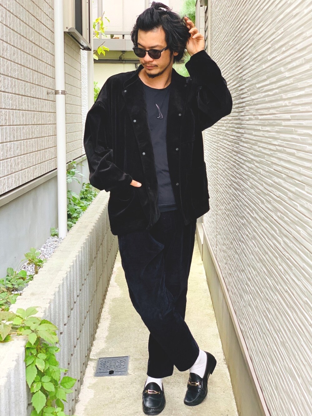 「オールブラックコーデ、秋服、野生のあっきーな、看護師、秋冬コーデ、ちょんまげ、コーデュロイセットアップ、セットアップ風、黒、ローファー×靴下」｜「無印良品のアイテム（その他アウター、ブラック系）」を使った、野生のあっきーな♂（看護師）さん（メンズ・175cm）の秋コーディネートの1枚目の写真