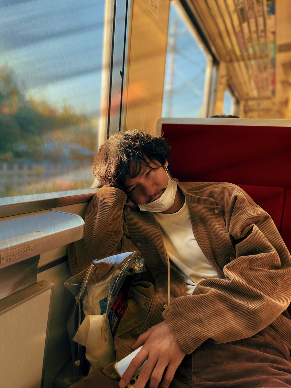 「GUコーデ、UNIQLOコーデ、セットアップ風、コーデュロイセットアップ、無印良品、野生のあっきーな、看護師、秋のコーデ、ヒートテックコットンクルーネックT、マスク着用」｜「無印良品のアイテム（その他アウター、ブラウン系）」を使った、野生のあっきーな♂（看護師）さん（メンズ・176cm）の秋コーディネートの1枚目の写真