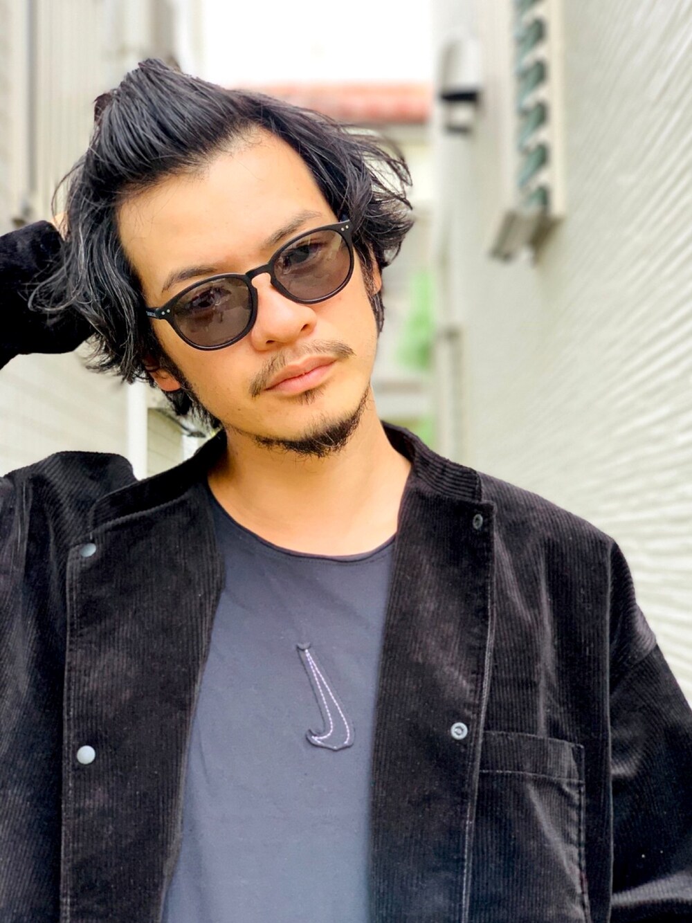「シンプルコーデ、タンクトップコーデ、ナイキコーデ、コーデュロイジャケット、オールブラックコーデ、野生のあっきーな、看護師、秋冬コーデ、無印良品、サングラス男子」｜「無印良品のアイテム（その他アウター、ブラック系）」を使った、野生のあっきーな♂（看護師）さん（メンズ・176cm）の秋コーディネートの1枚目の写真
