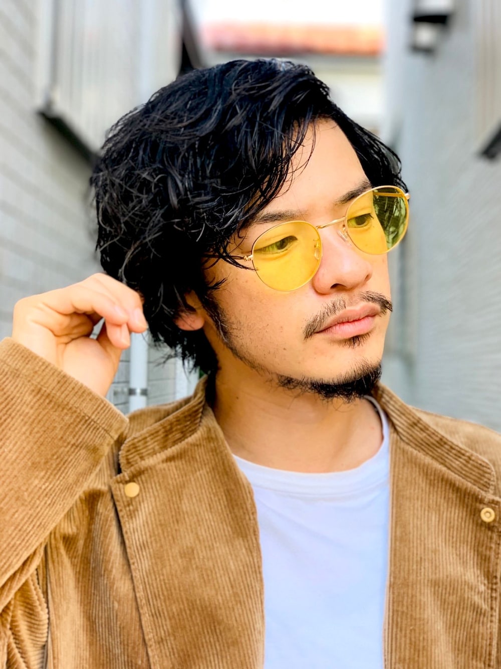 「シンプルコーデ、秋冬コーデ、コーデュロイジャケット、ナイキコーデ、コーデュロイセットアップ、セットアップ風、カラーサングラス、野生のあっきーな、看護師、バストアップ」｜「無印良品のアイテム（その他アウター、ブラウン系）」を使った、野生のあっきーな♂（看護師）さん（メンズ・176cm）の秋コーディネートの1枚目の写真