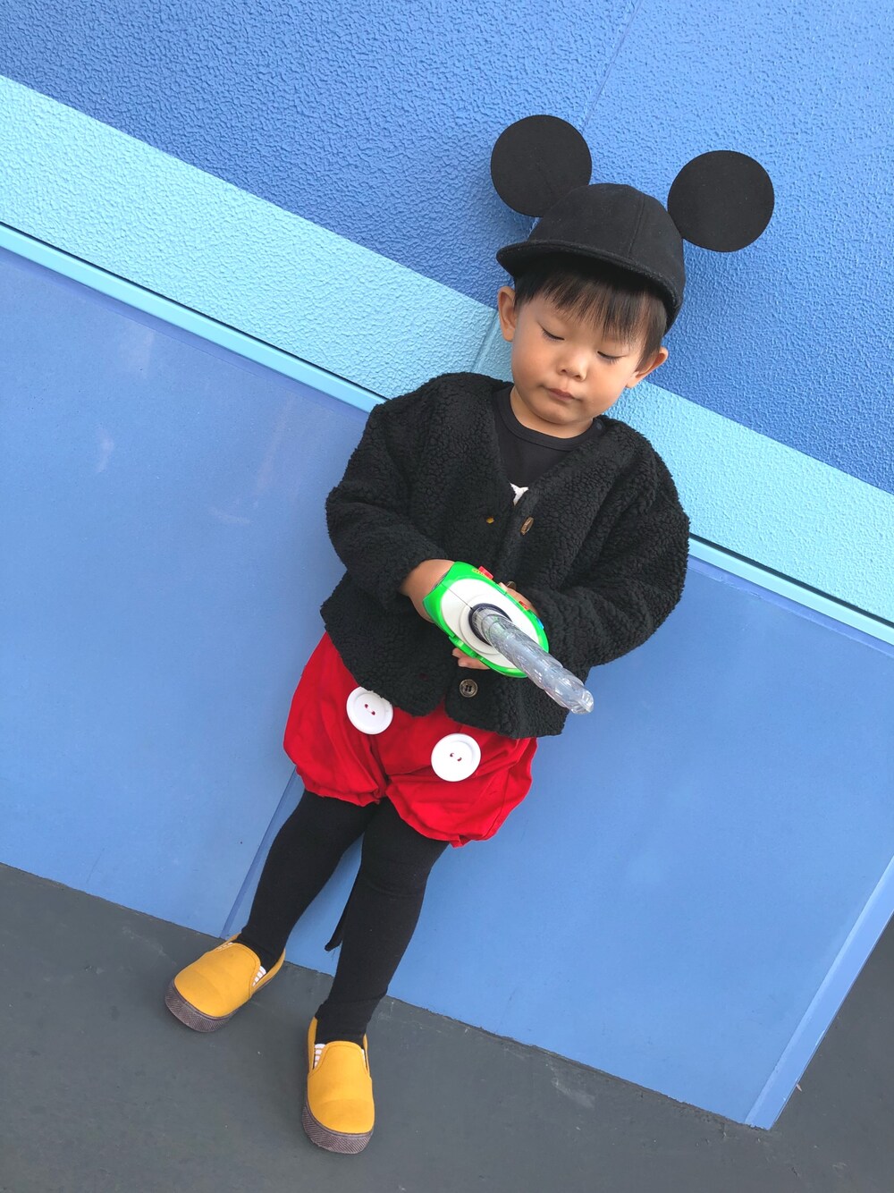 「ディズニーコーデ、ディズニーランド、ミッキー、キッズコーデ」｜「CIAOPANIC TYPYの【ママとお揃い】ボアカーディガン（カーディガン/ボレロ、ブラック系）」を使った、hyu-♥︎さん（キッズ・90cm）の秋コーディネートの1枚目の写真
