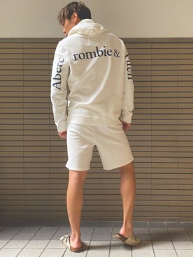 「Abercrombie&Fitch（アバークロンビーアンドフィッチ）のアイテム（パーカー）」を使った、拓也さん（メンズ・180cm）の秋コーディネート