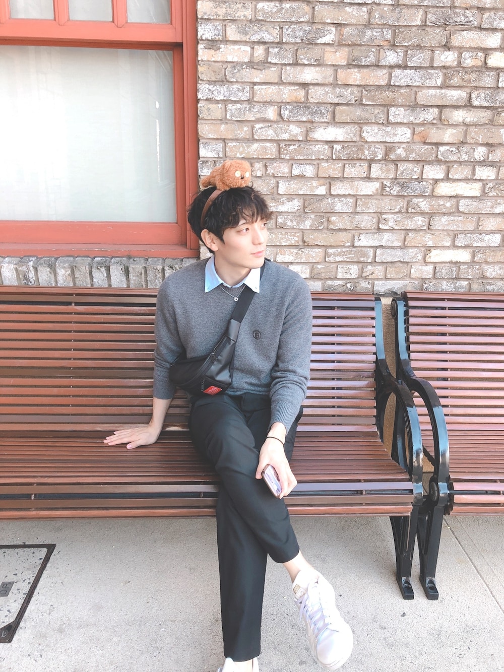 「お洒落さんとつながりたい、ユニバーサルスタジオジャパン、制服風コーデ」｜「BURBERRYのアイテム（ニット/セーター、グレー系）」を使った、拓也さん（メンズ・180cm）の春コーディネートの1枚目の写真