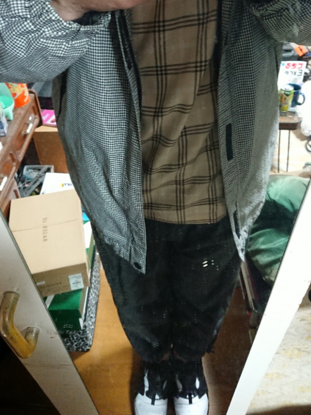 「WEGOのアイテム（Tシャツ/カットソー、ベージュ系）」を使った、髪つきざるさん（メンズ・172cm）の春コーディネートの1枚目の写真