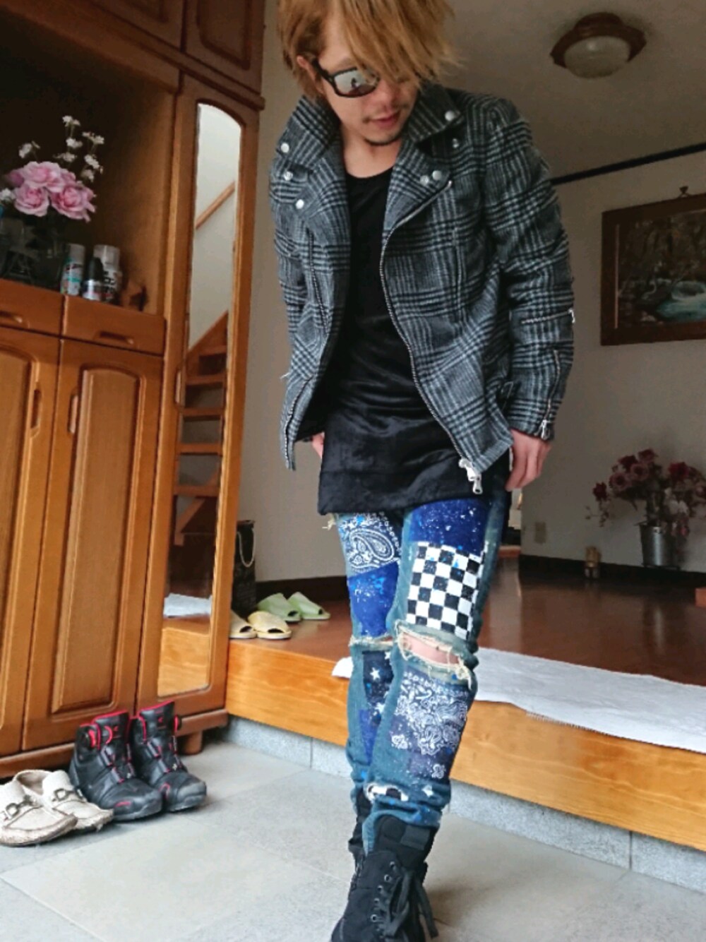 「スニーカーコーデ、グレンチェック、ライダース、ダメージデニムパンツ、低身長、ロック、ootd」｜「TORNADO MARTのTORNADO MART∴レーヨンカノコベロア　スリットロングカットソー　（Tシャツ/カットソー、ブラック系）」を使った、masashiさん（メンズ・157cm）の冬コーディネートの1枚目の写真