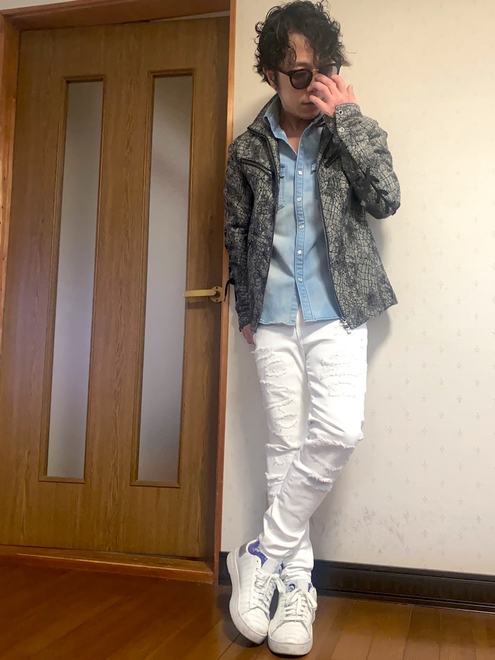 ブルー系のシャツ/ブラウス、グレー系のブルゾン、ホワイト系のデニムパンツを着用したメンズの春コーディネートの1枚目の写真