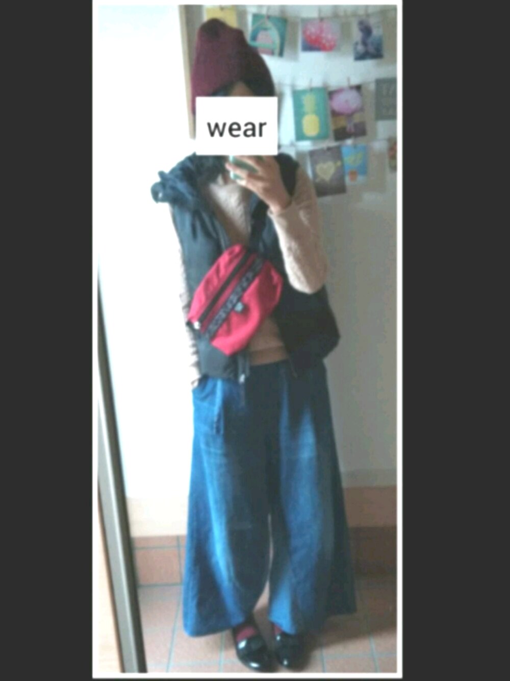 「ダウンベスト、ニット帽、ニット、ユニクロ、ワイドパンツ、サコッシュ」｜「JOURNAL STANDARDのアイテム（ショルダーバッグ、レッド系）」を使った、★★ryo★★さん（レディース・162cm）の秋コーディネートの1枚目の写真