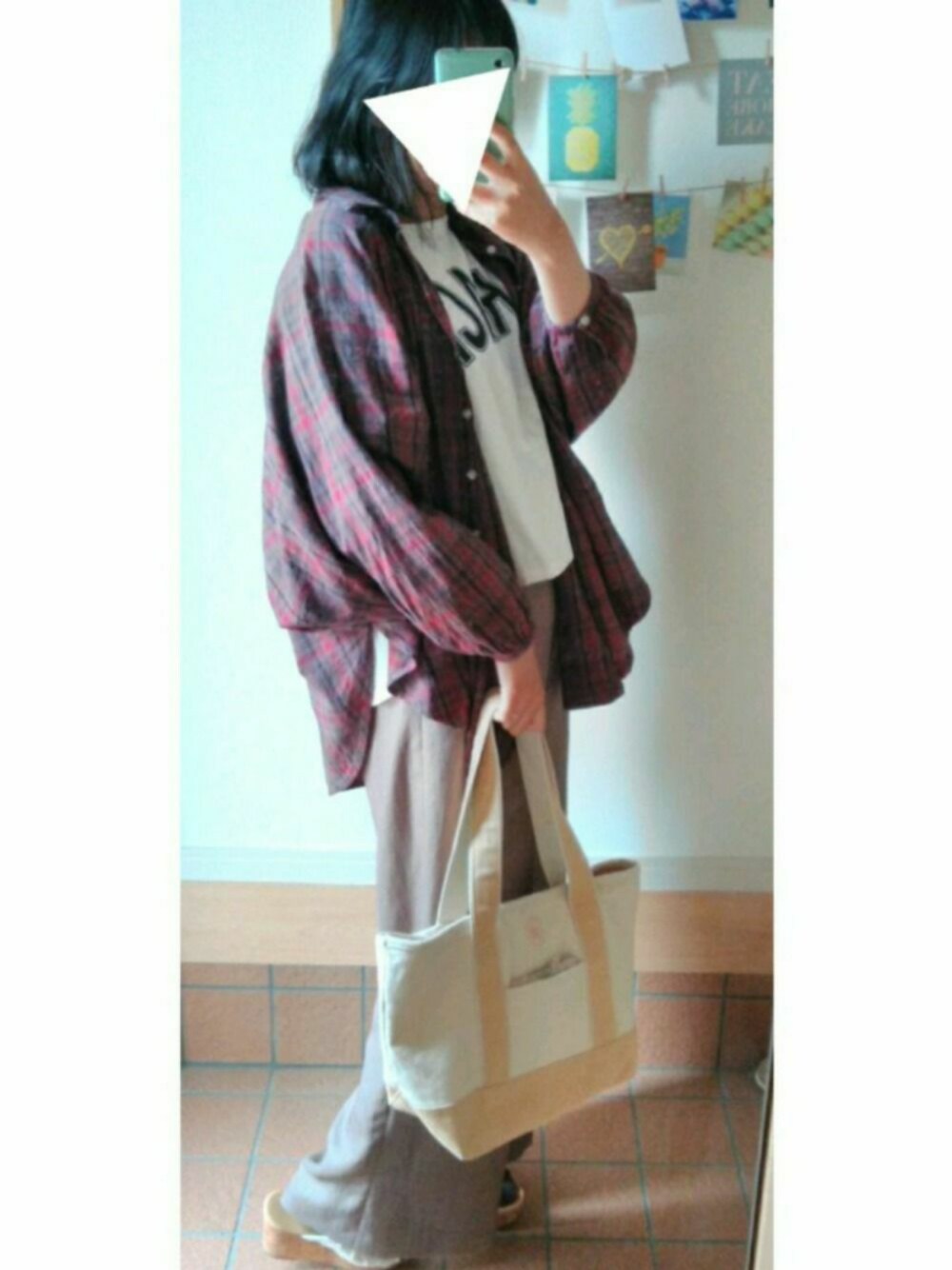 「カジュアル、チェック、チェックシャツ、シンプル、プチプラ、コンバース」｜「earth music&ecologyの・ロゴBIGリメイクTシャツ（Tシャツ/カットソー、ホワイト系）」を使った、★★ryo★★さん（レディース・162cm）の春コーディネートの1枚目の写真