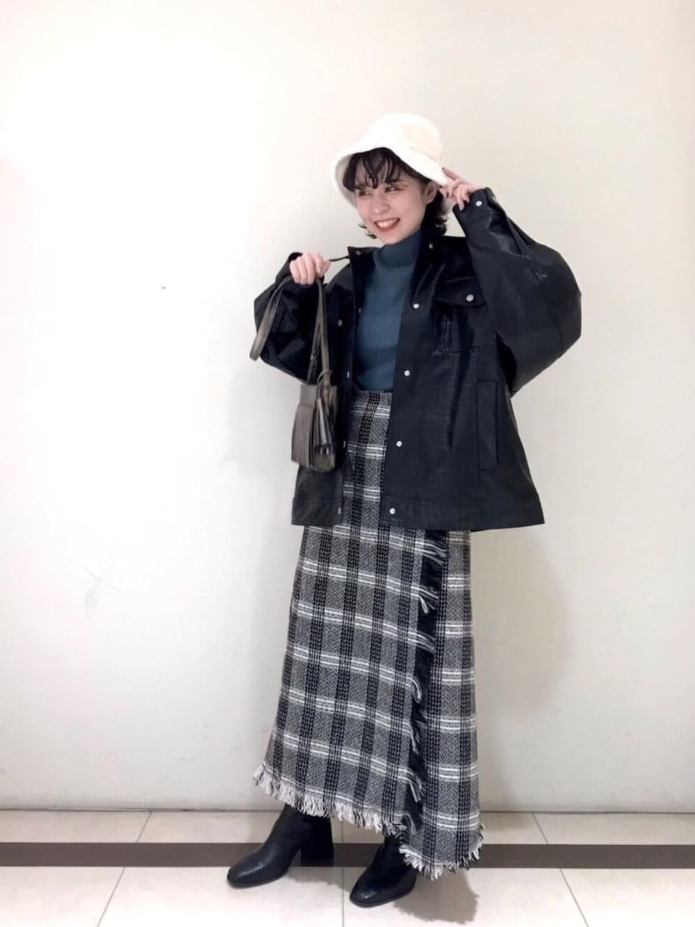 「PAGEBOY、レザージャケット、チェックスカート、モノトーン、カラーニット、バケットハット、ショートヘア、あったかコーデ、休日スタイル、私の推しブランド」｜「PAGEBOYのエコファーバケットハット（ハット、ホワイト系）」を使った、miyaさん（レディース・155cm）の冬コーディネートの1枚目の写真