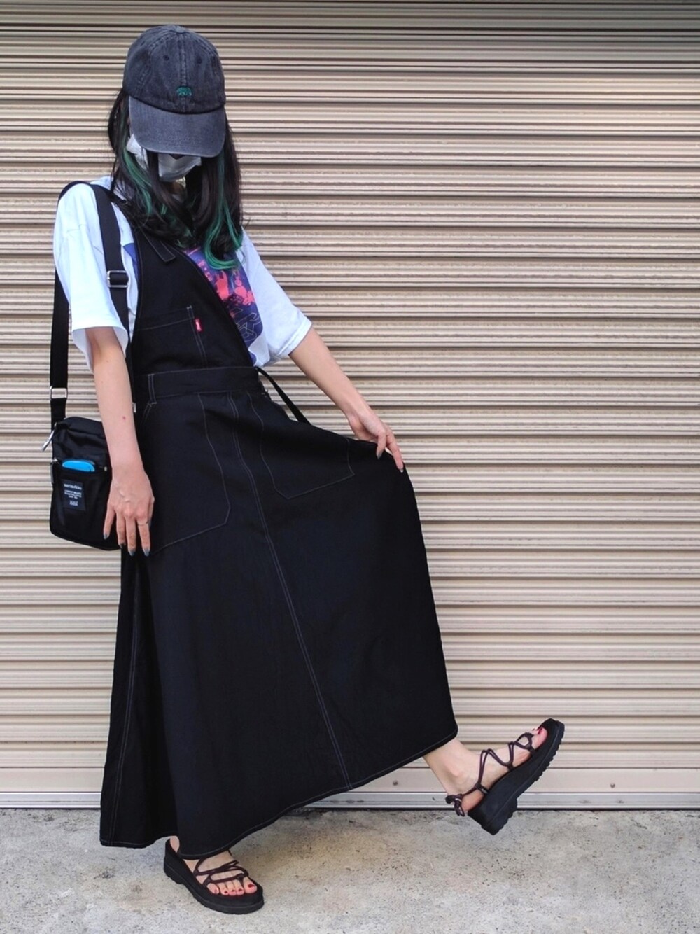ホワイト系のTシャツ/カットソー、ブラック系のショルダーバッグ、パープル系のサンダルを着用したレディースの秋コーディネートの1枚目の写真