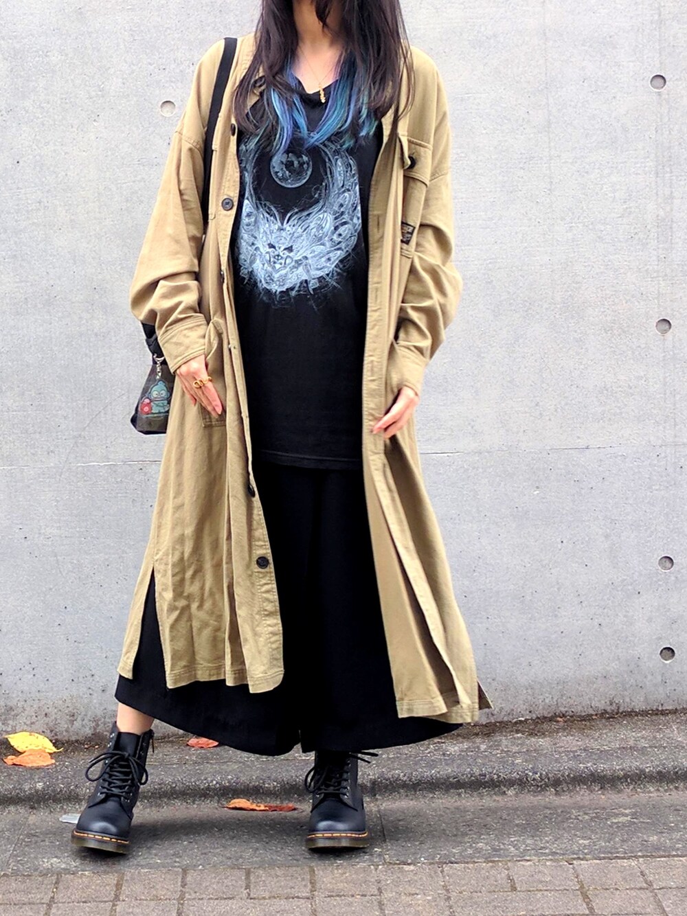 ブラック系のTシャツ/カットソー、グリーン系のシャツワンピース、ブラック系のその他パンツを着用したレディースの秋コーディネートの1枚目の写真