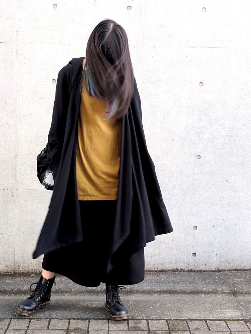 グリーン系のTシャツ/カットソー、ブラック系のその他アウター、ブラック系のその他パンツを着用したレディースの秋コーディネートの1枚目の写真